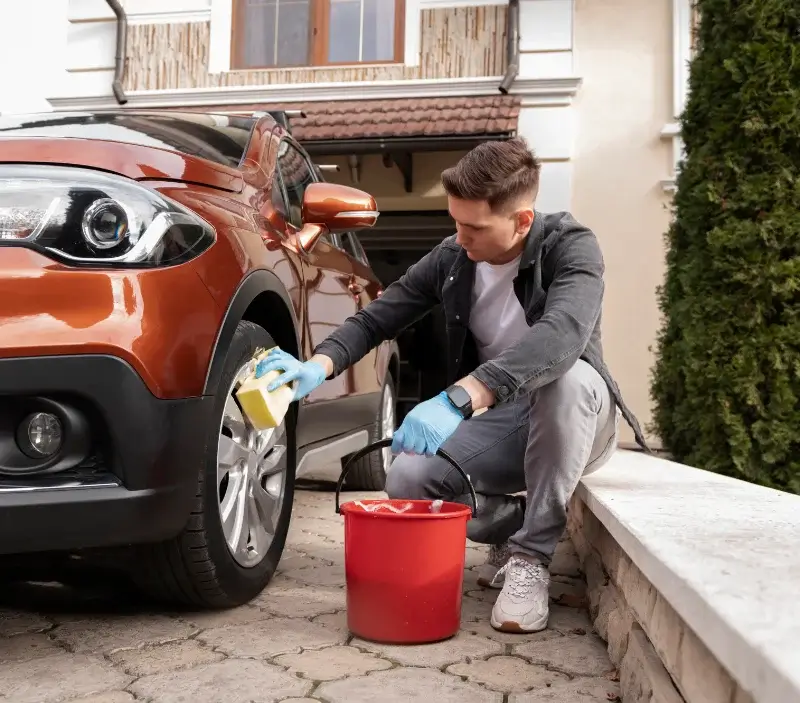 Lavage auto à domicile Vaux-en-Beaujolais : professionnel intervenant sur un véhicule